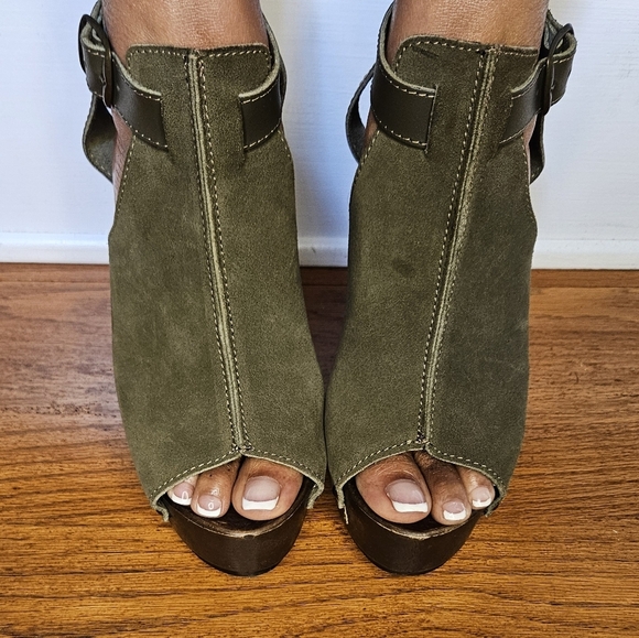 Baker's Suede Olive Green Open Toe Platform Heels - Picture 1 of 4